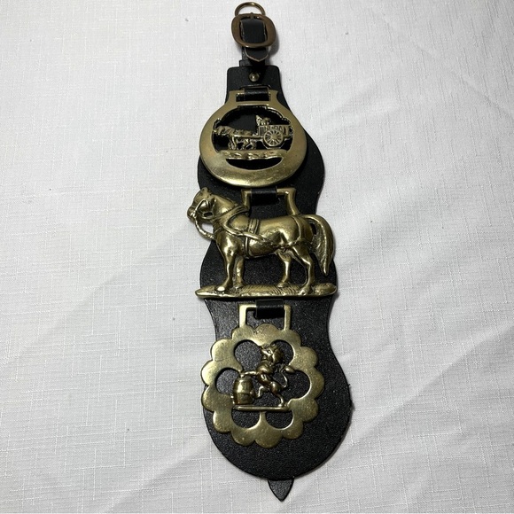 Vintage Brass Horse Harness Bridle Medallions on leather
Collectible. Western - Picture 1 of 6